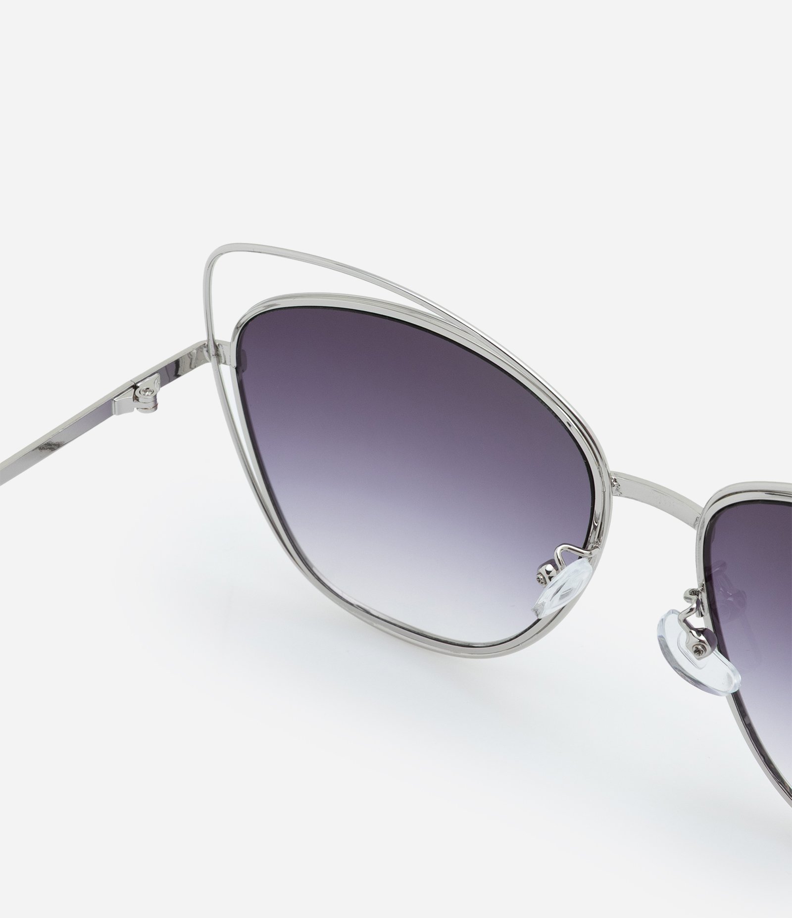 Óculos Gateado com Lente Degradê com Detalhes de Metal Prata 3