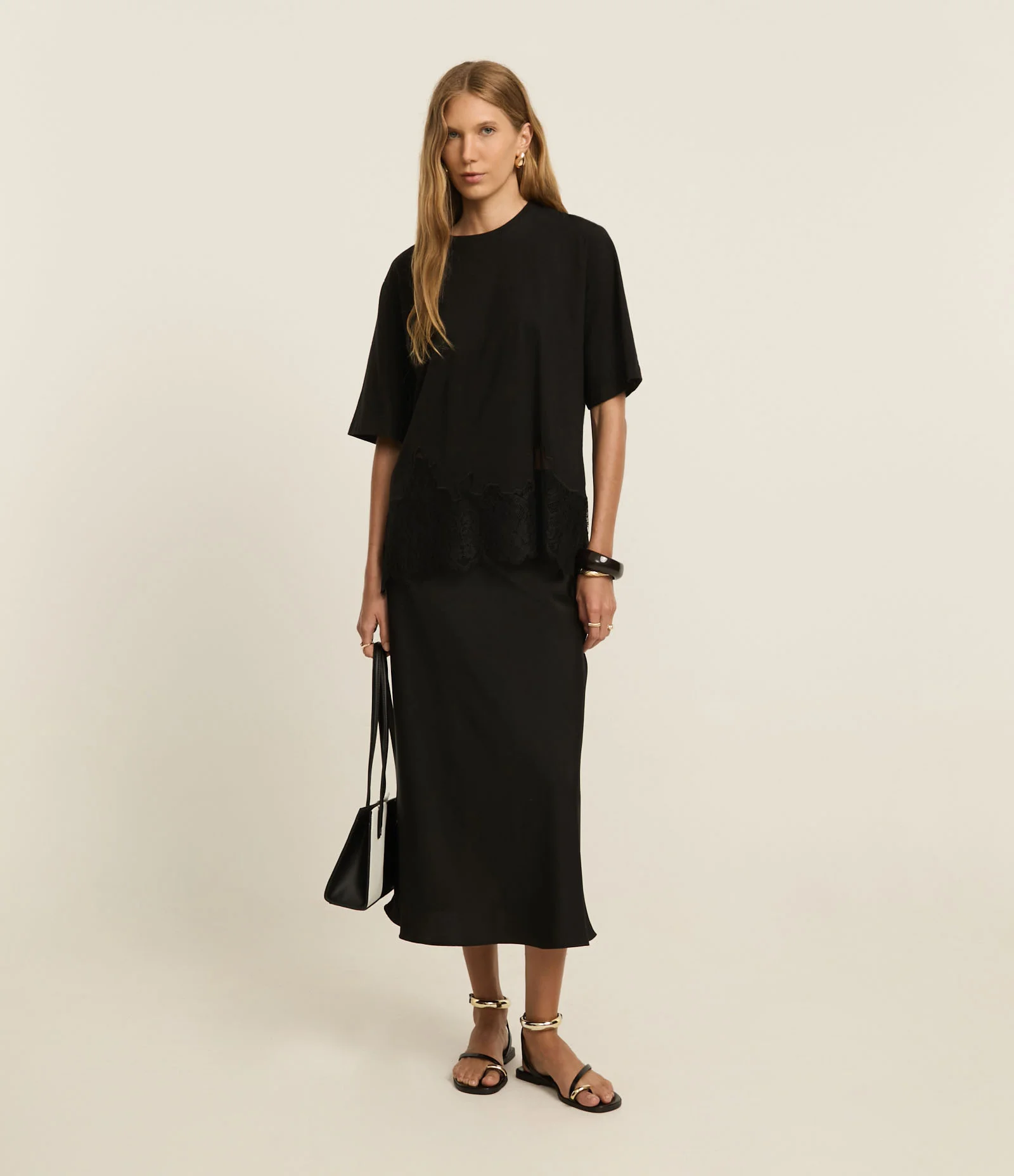 Camiseta Boxy em Algodão com Renda na Barra Preto 2