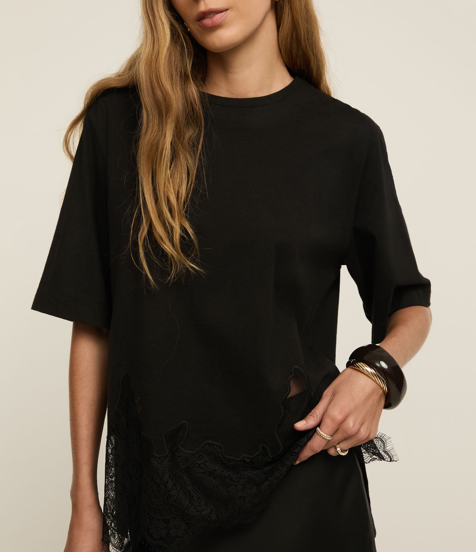 Camiseta Boxy em Algodão com Renda na Barra Preto 3