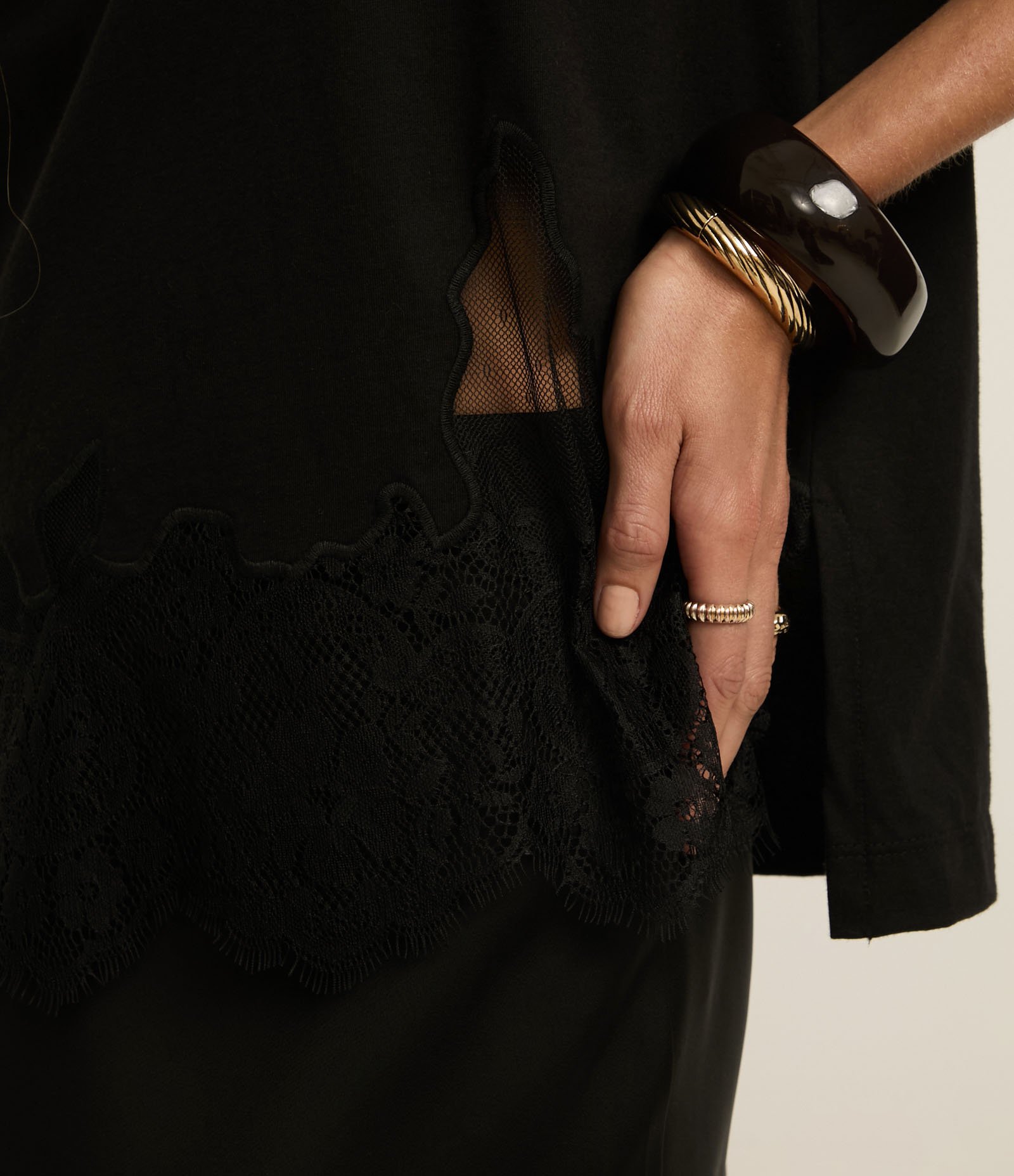 Camiseta Boxy em Algodão com Renda na Barra Preto 4