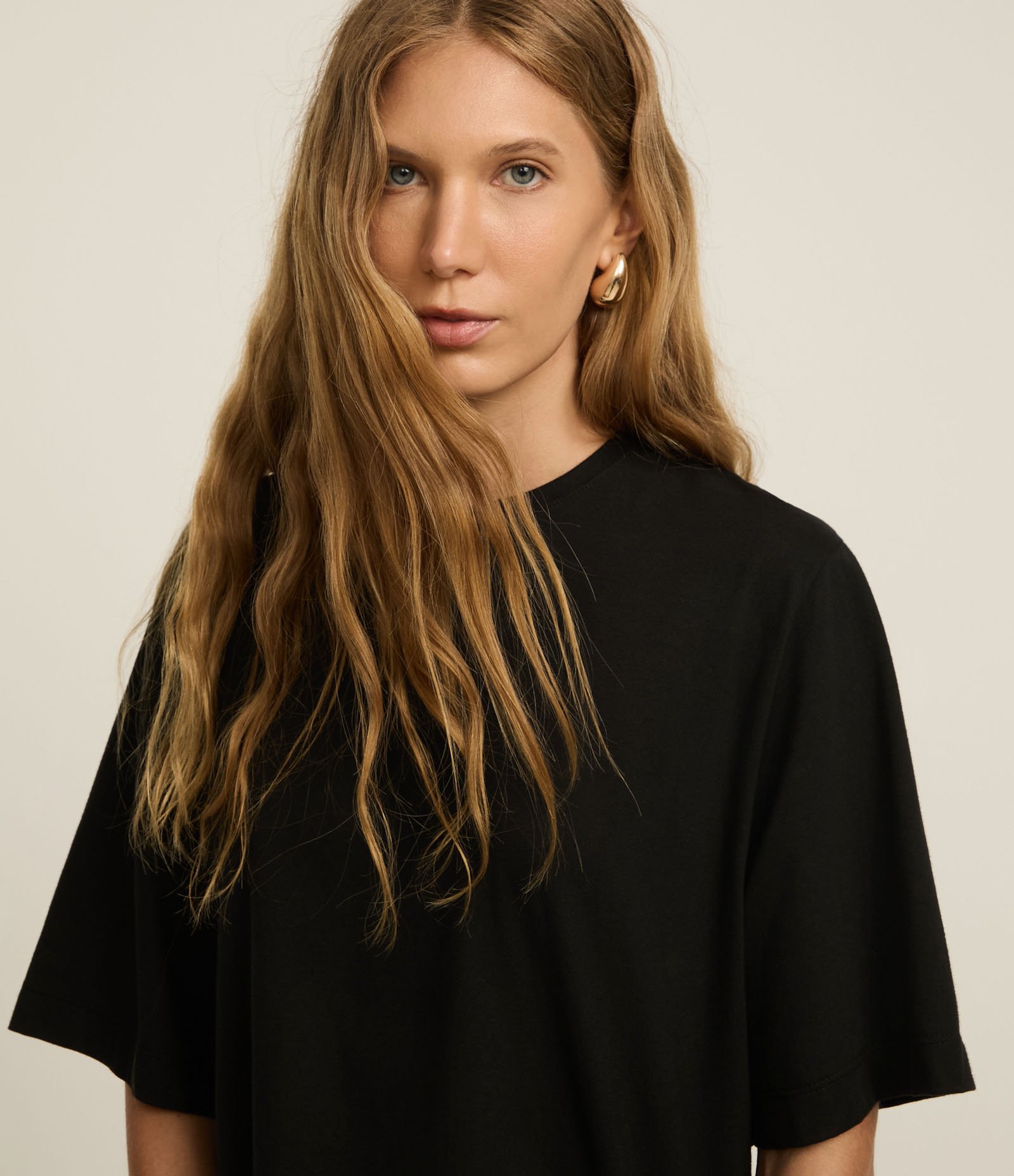 Camiseta Boxy em Algodão com Renda na Barra Preto 5