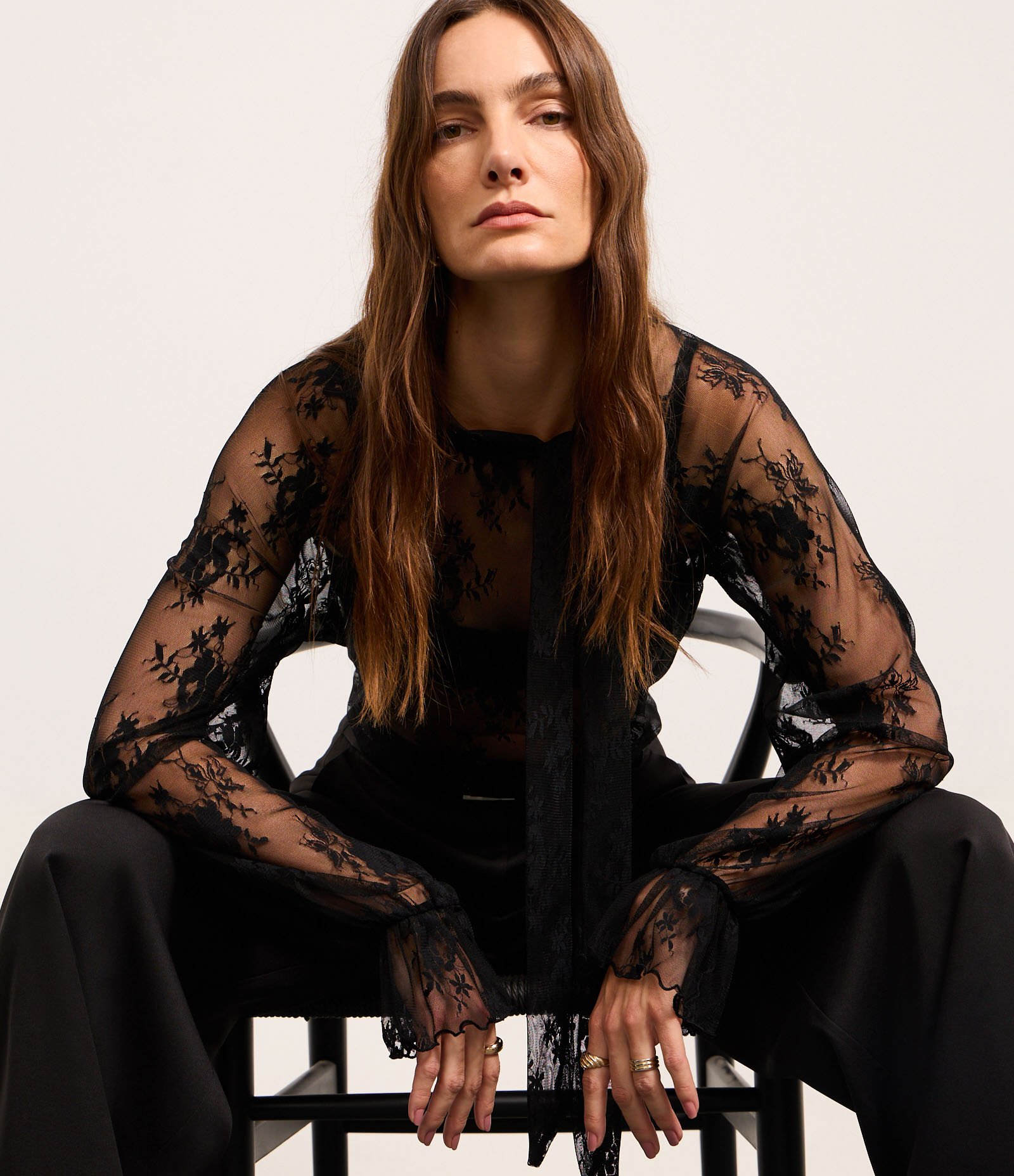 Blusa em Renda com Gola Laço e Frufru no Punho Preto 8