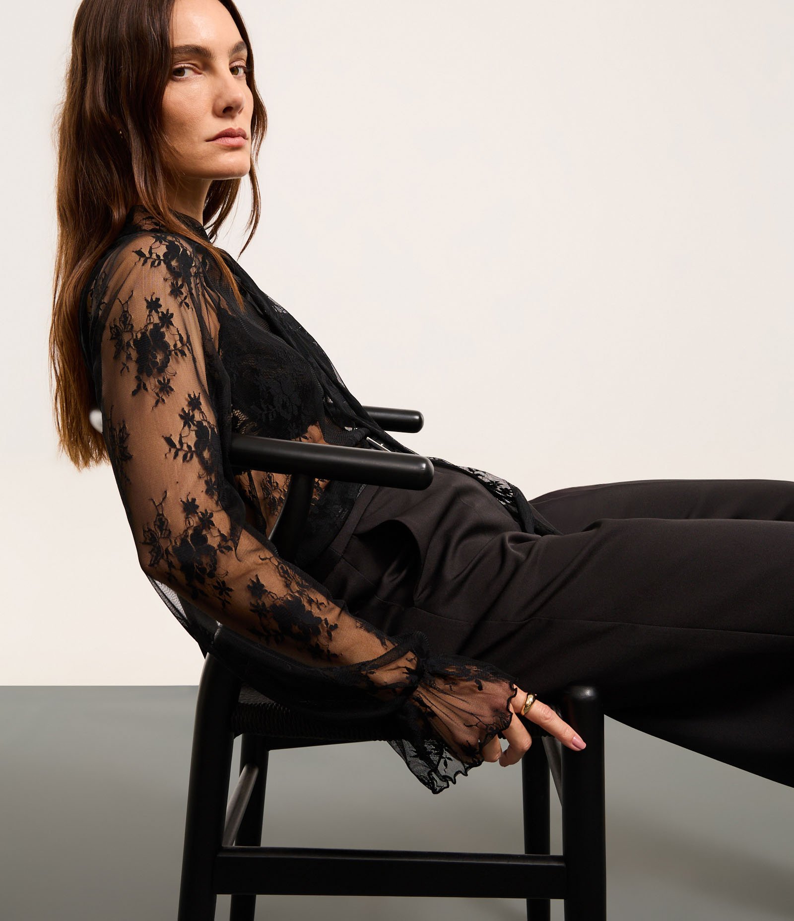 Blusa em Renda com Gola Laço e Frufru no Punho Preto 4