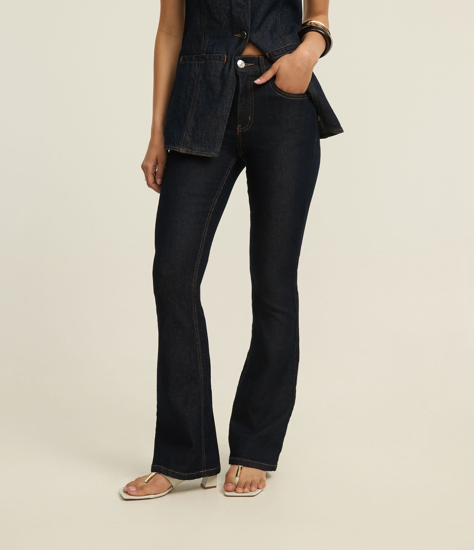 Calça Bootcut em Jeans Raw com Cintura Alta Escuro 3