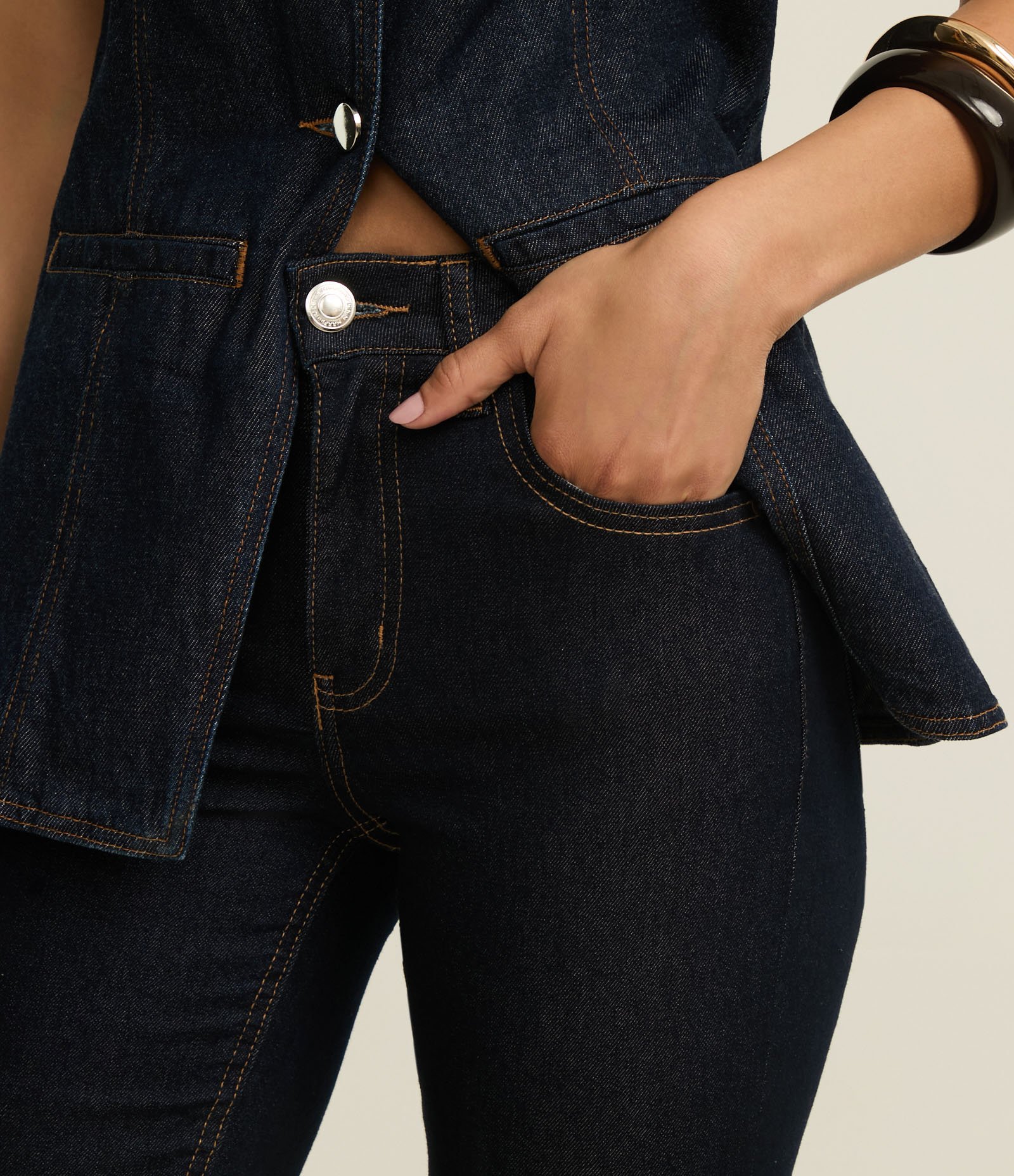 Calça Bootcut em Jeans Raw com Cintura Alta Escuro 4