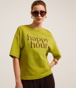 Camiseta em Malhão com Lettering Happy Hour