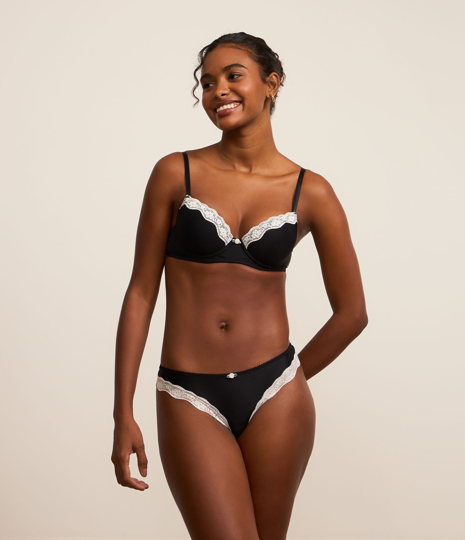 Calcinha Biquíni Fio em Microfibra com Detalhe em Renda e Florzinha Aplicada Preto 2