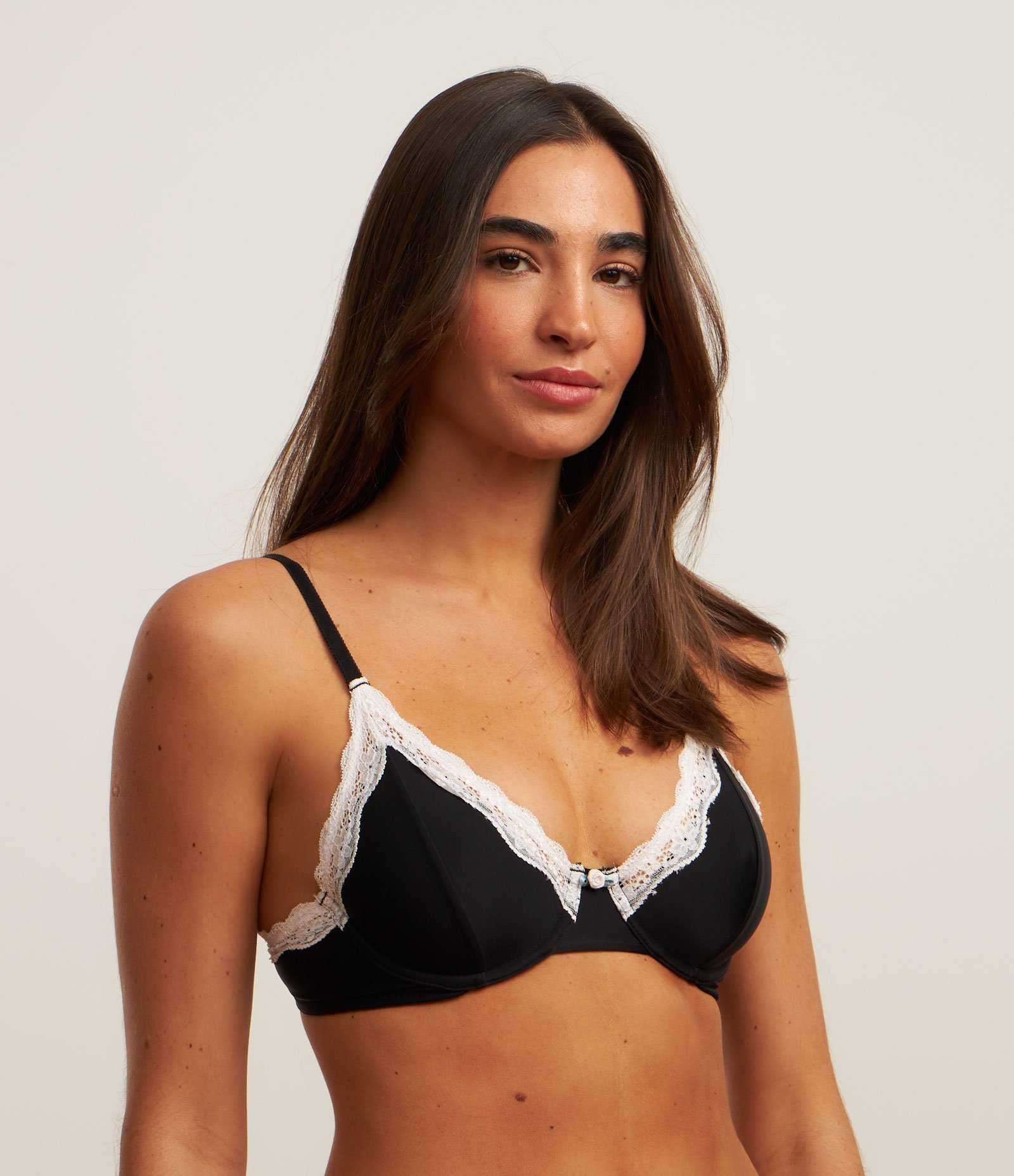 Sutiã sem Bojo com Aro em Microfibra com Detalhes de Renda e Aplicação de Florzinha Preto 1