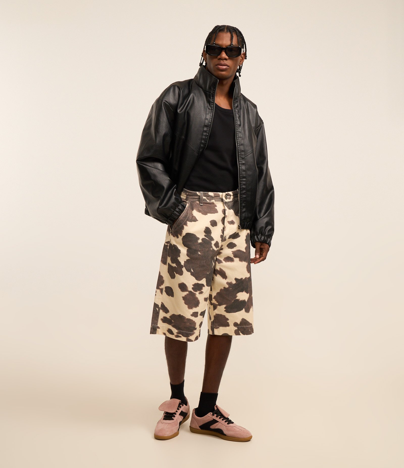 Bermuda Baggy em Sarja com Estampa Animal Print de Vaquinha Off White 1