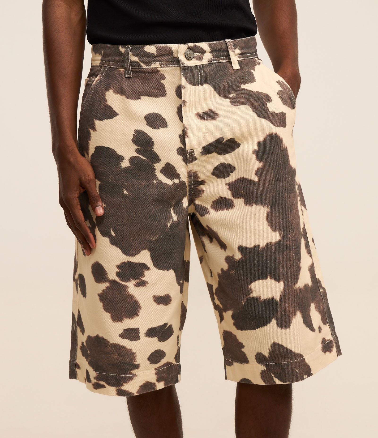 Bermuda Baggy em Sarja com Estampa Animal Print de Vaquinha Off White 2