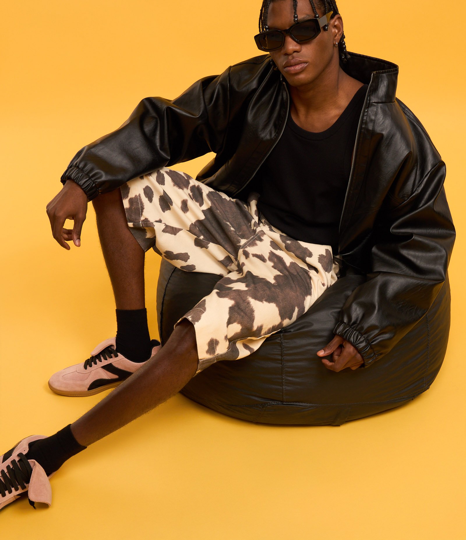 Bermuda Baggy em Sarja com Estampa Animal Print de Vaquinha Off White 3