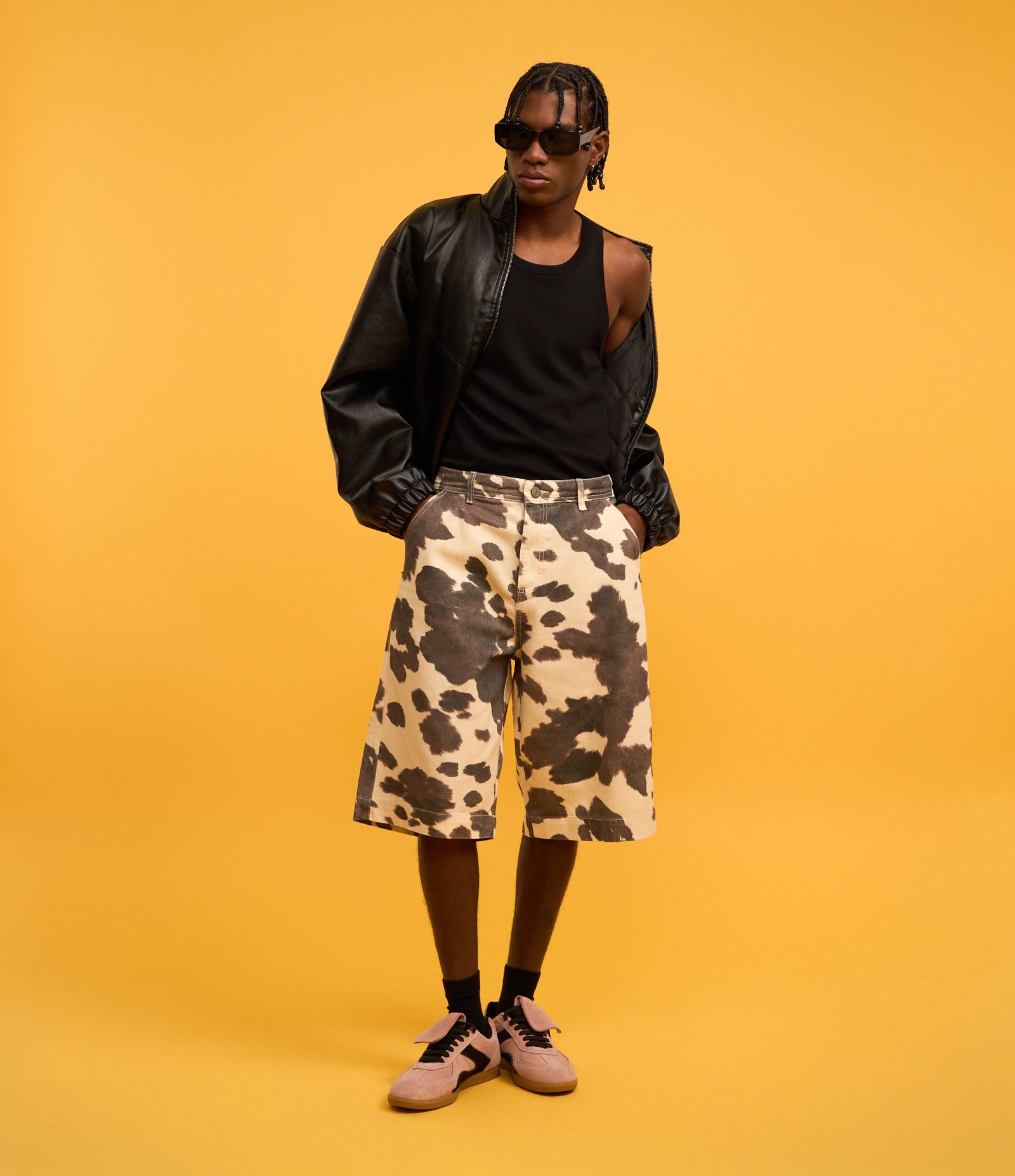 Bermuda Baggy em Sarja com Estampa Animal Print de Vaquinha Off White 5