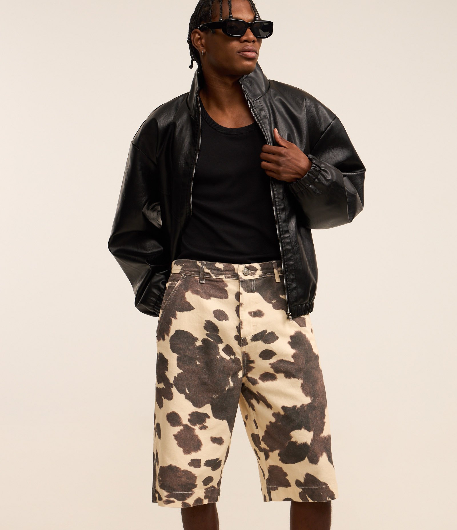 Bermuda Baggy em Sarja com Estampa Animal Print de Vaquinha Off White 6