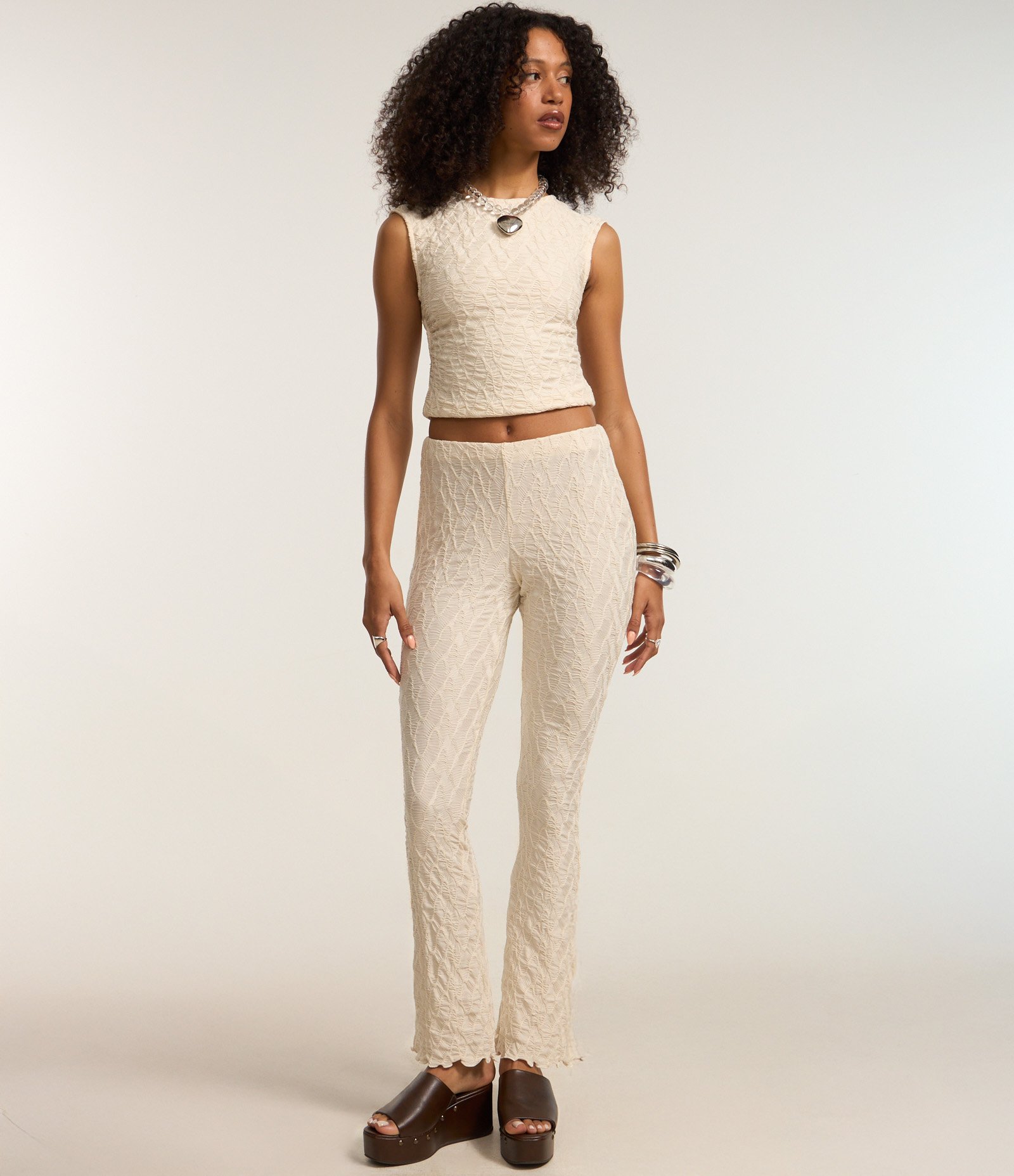 Calça Flare Texturizada com Frufru na Barra Bege 2