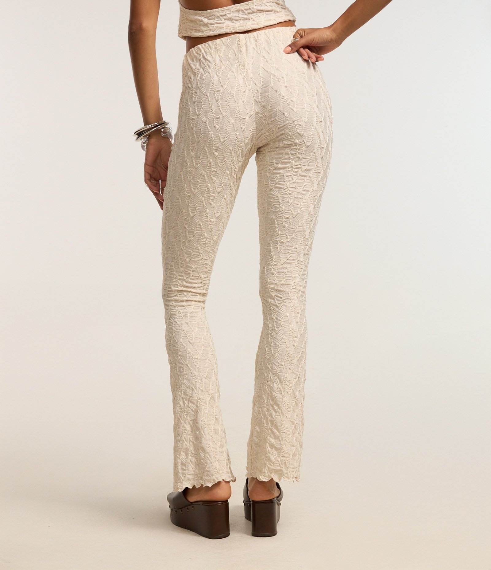Calça Flare Texturizada com Frufru na Barra Bege 4