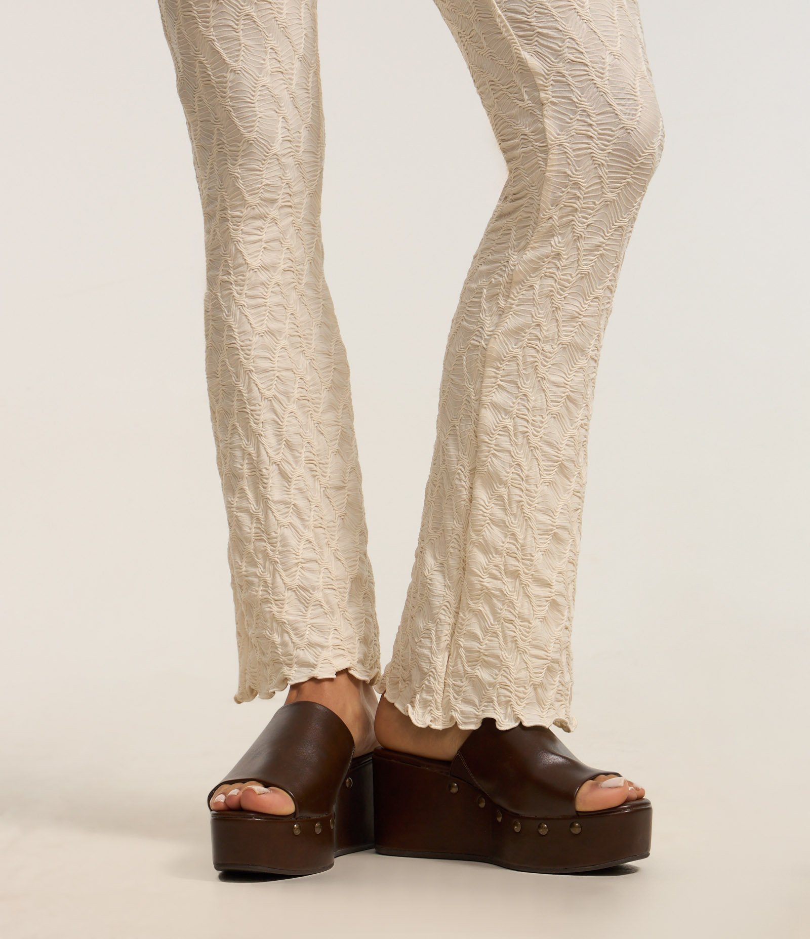 Calça Flare Texturizada com Frufru na Barra Bege 5