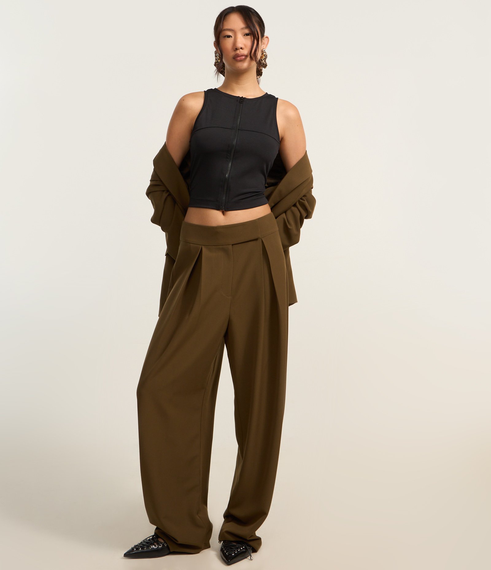 Blusa em Microfibra sem Manga e com Zíper Frontal Preto 2