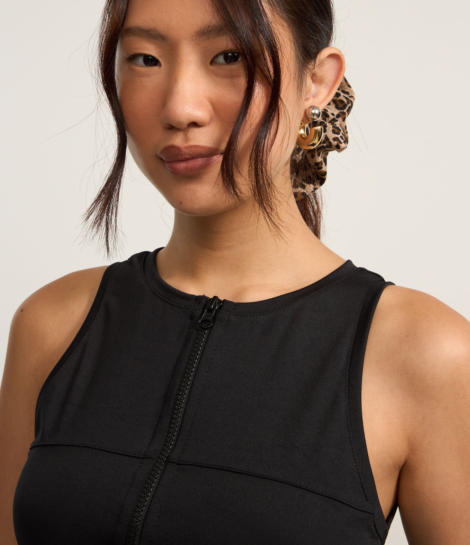 Blusa em Microfibra sem Manga e com Zíper Frontal Preto 3