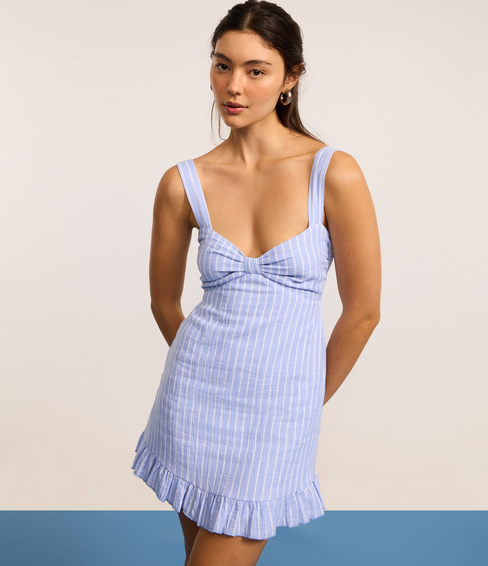 Vestido Curto com Listras Finas e Decote Coração Azul 4