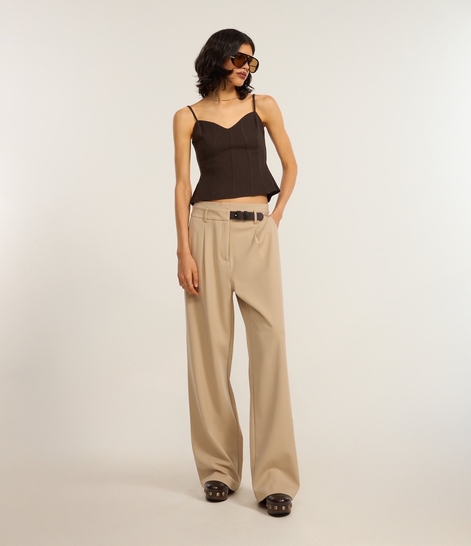 Calça Reta Alfaiatada com Meio Cinto Embutido Bege 1