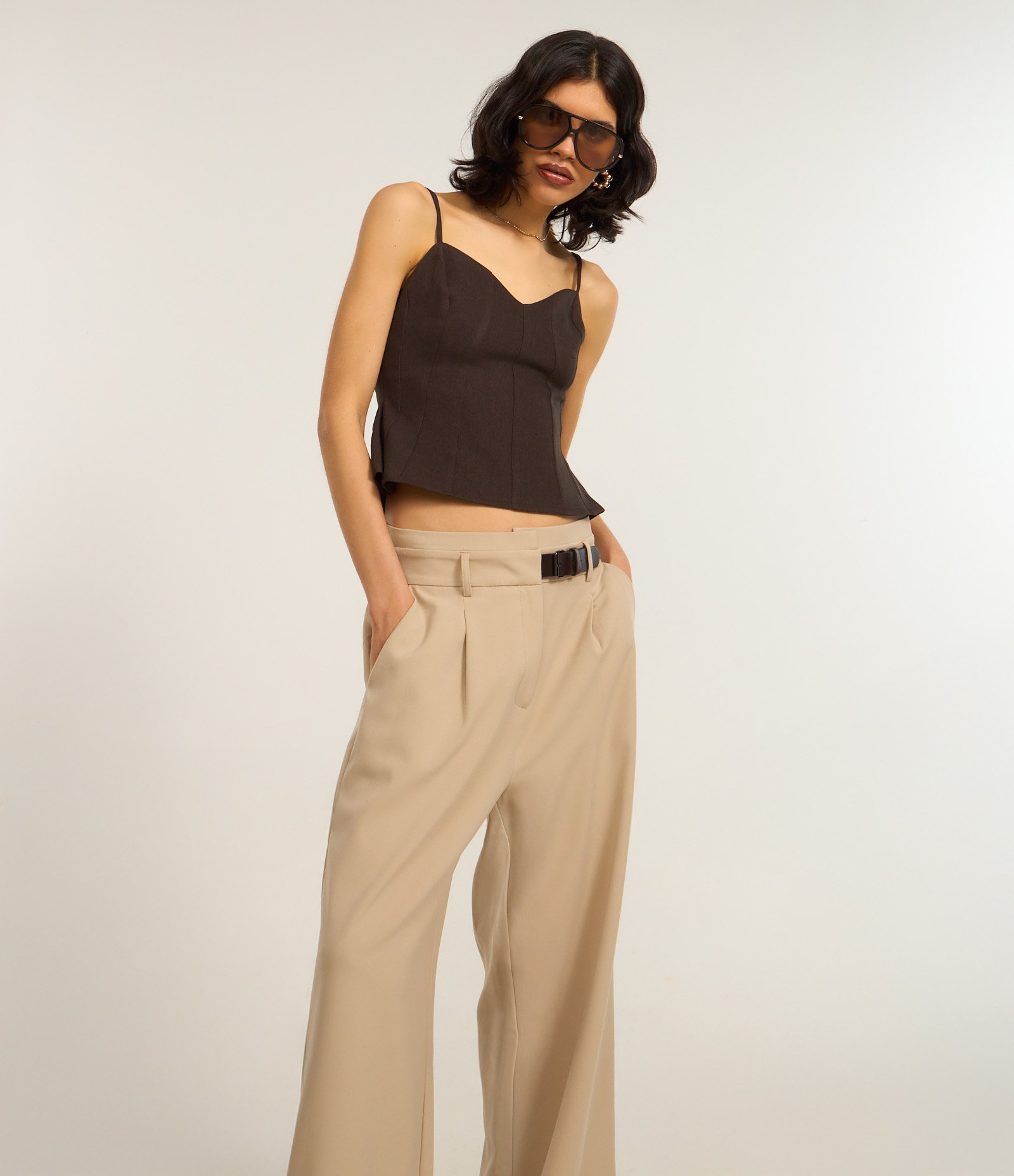 Calça Reta Alfaiatada com Meio Cinto Embutido Bege 2