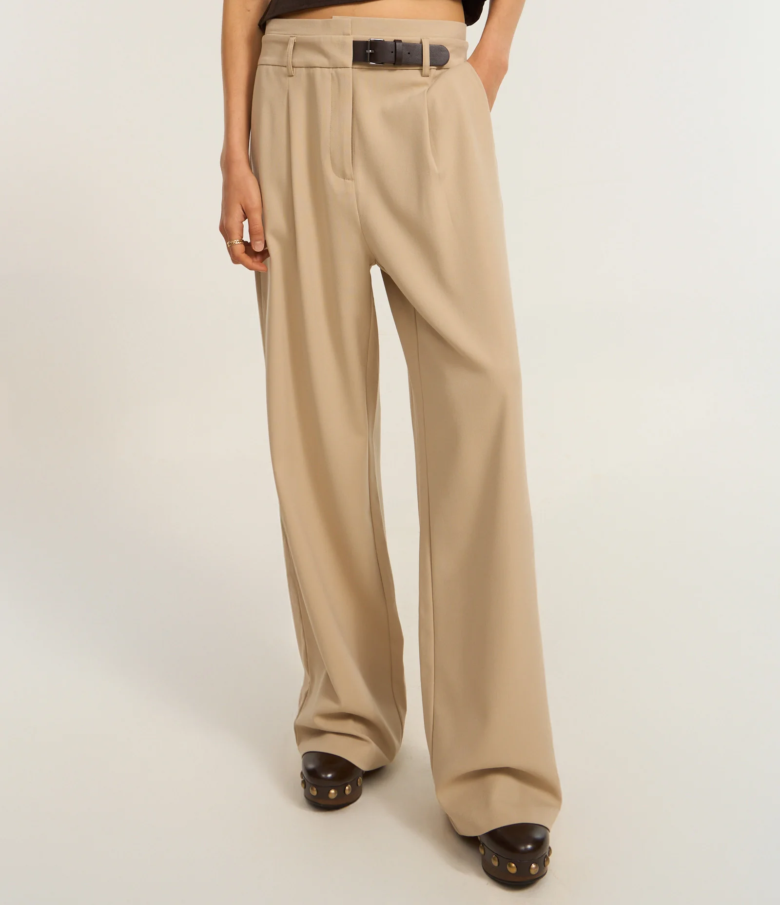 Calça Reta Alfaiatada com Meio Cinto Embutido Bege 3