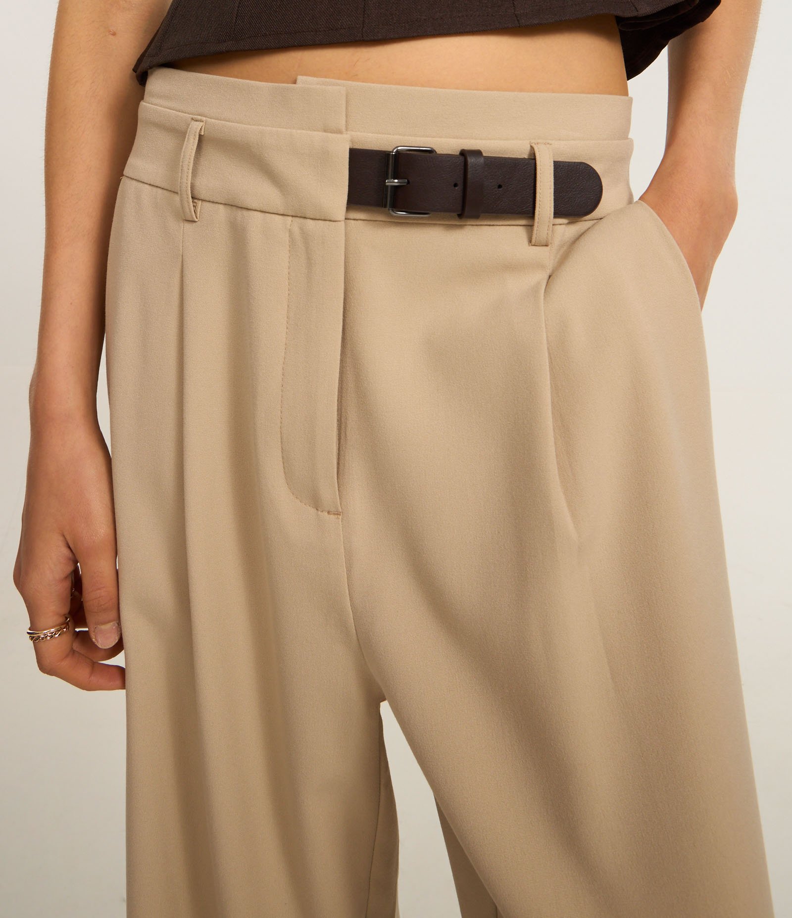 Calça Reta Alfaiatada com Meio Cinto Embutido Bege 4