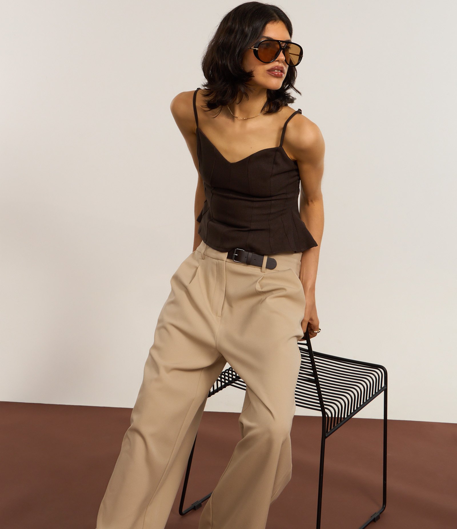 Calça Reta Alfaiatada com Meio Cinto Embutido Bege 5