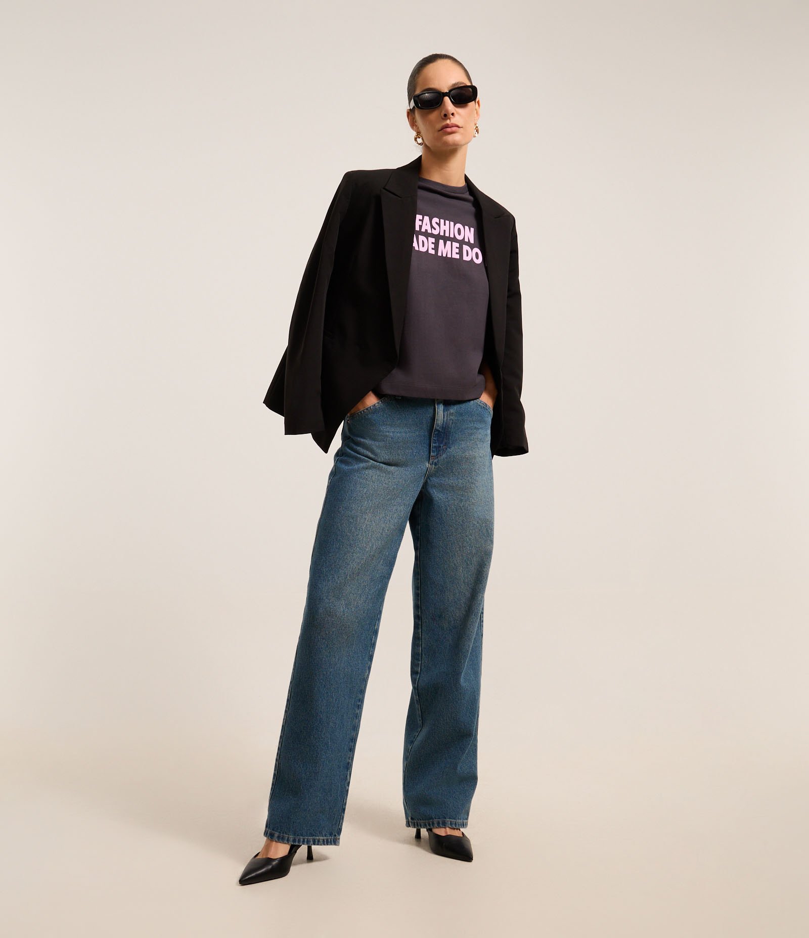 Camiseta com Lettering Fashion Made Me Do It CInza Escuro 2