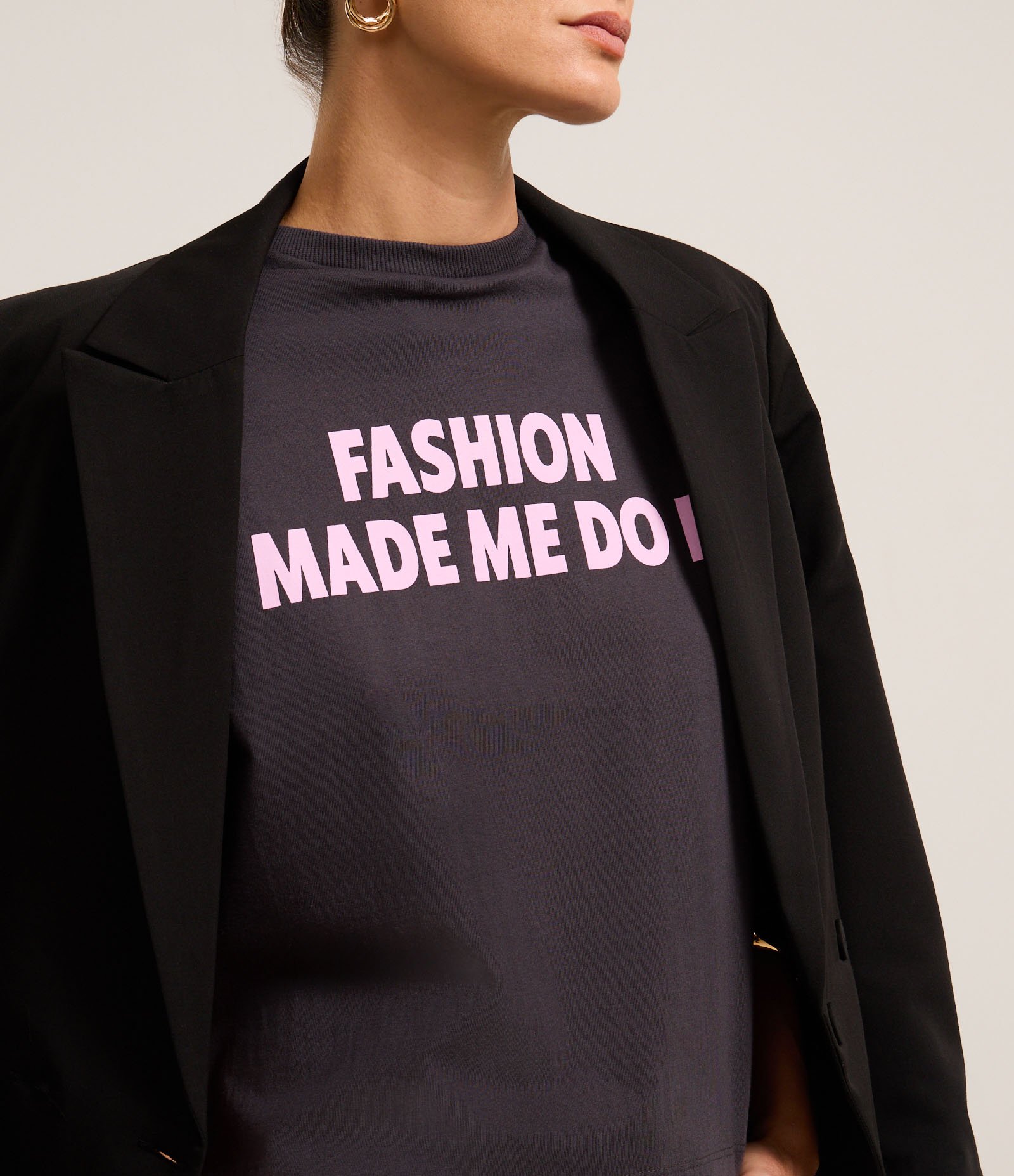 Camiseta com Lettering Fashion Made Me Do It CInza Escuro 3