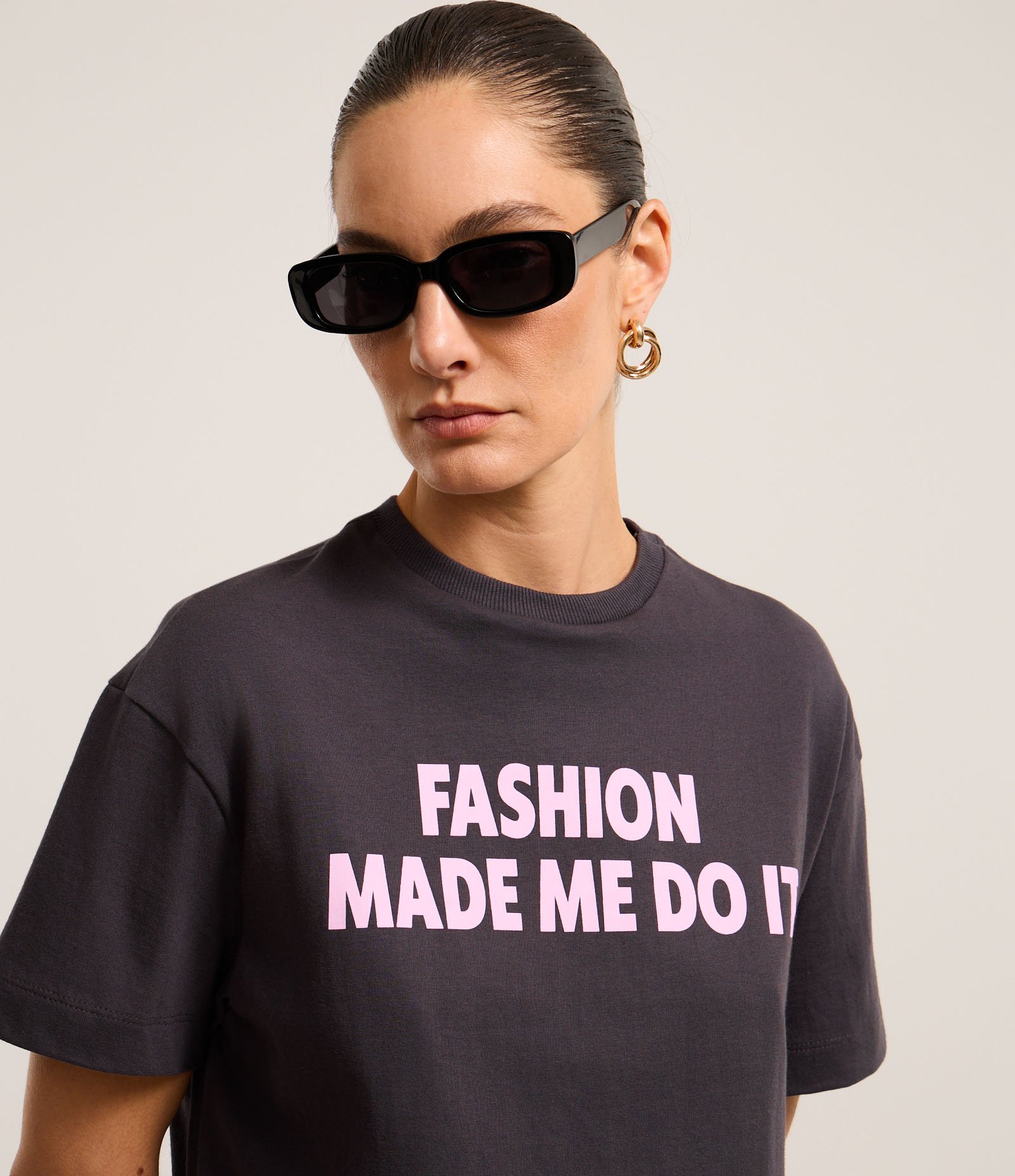 Camiseta com Lettering Fashion Made Me Do It CInza Escuro 4