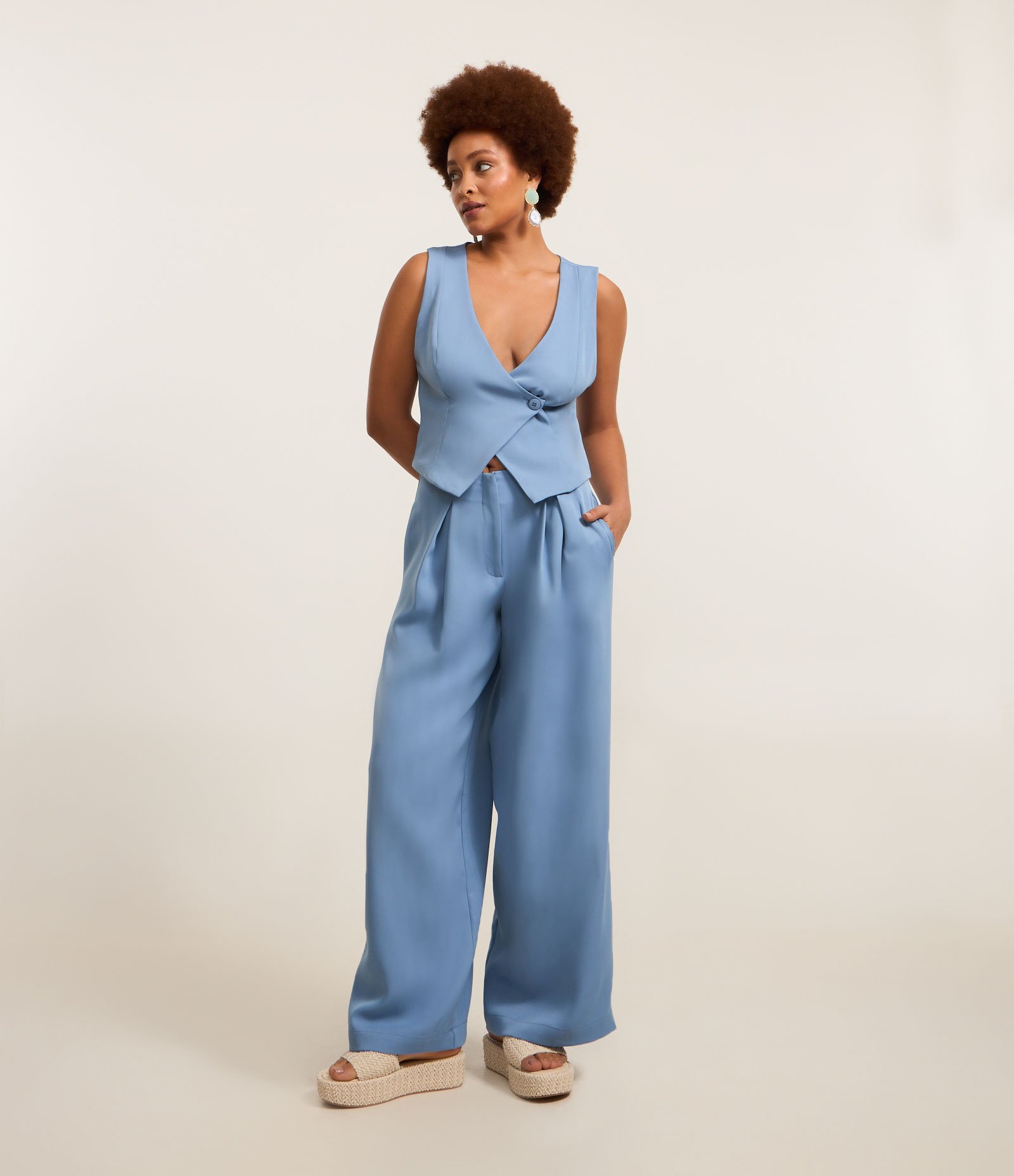 Calça Reta com Cintura Baixa em Alfaiataria Azul 1