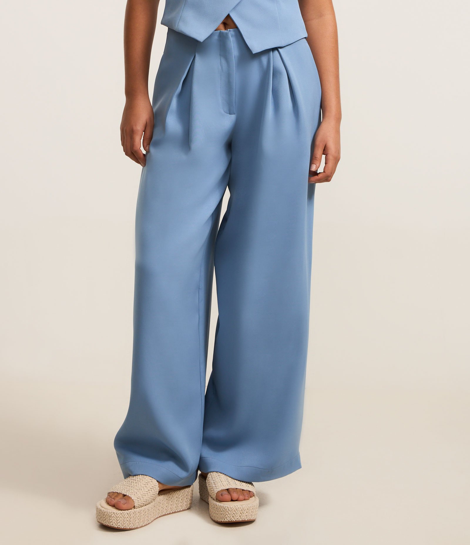 Calça Reta com Cintura Baixa em Alfaiataria Azul 2