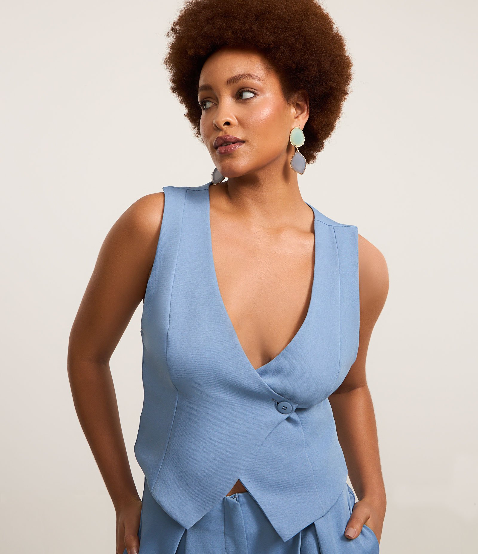 Colete Curto em Alfaiataria com Fechamento Sobreposto Azul 2