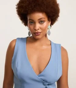 Colete Curto em Alfaiataria com Fechamento Sobreposto