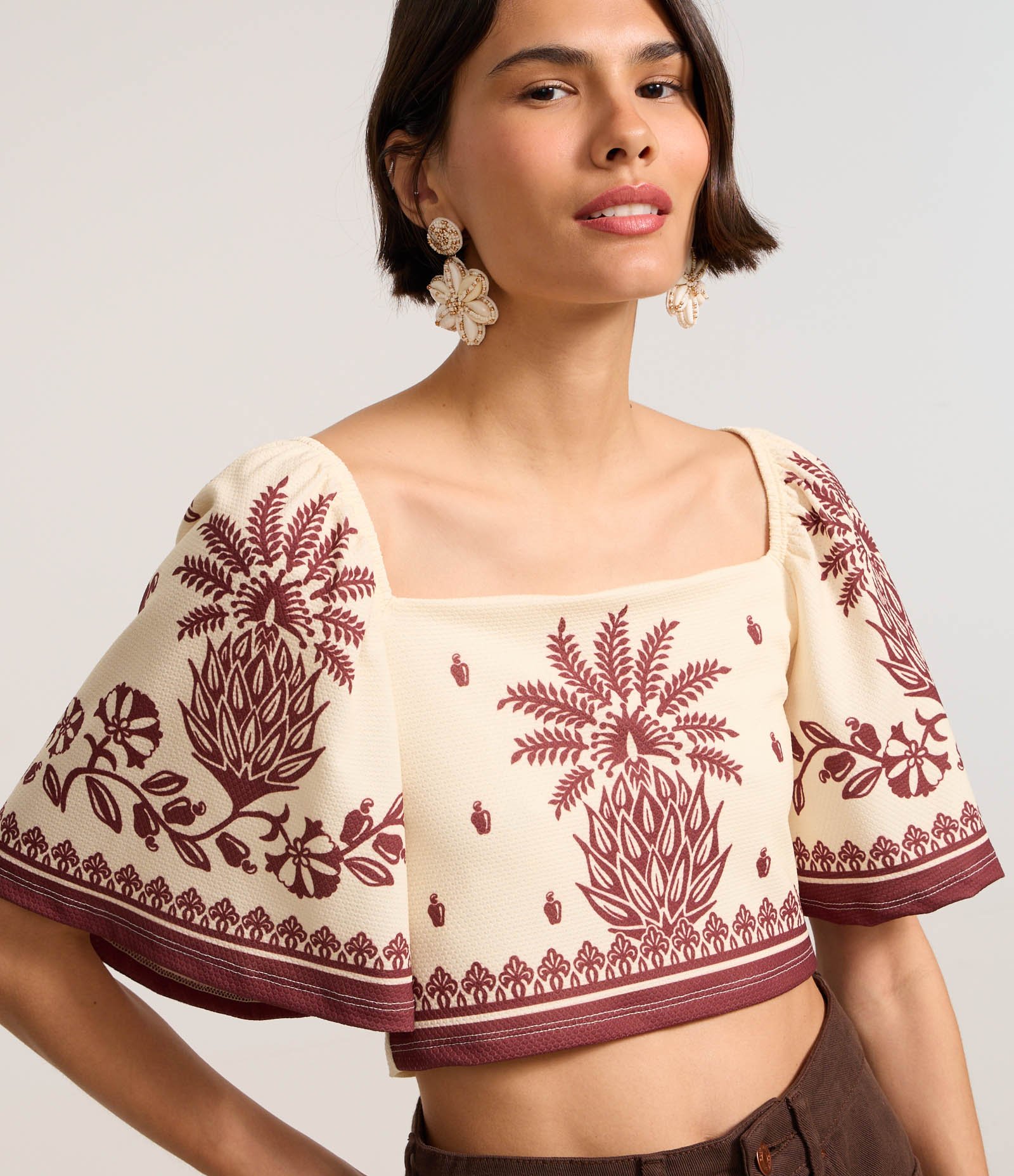 Blusa Cropped Texturizada com Estampa Tropical Bege 1