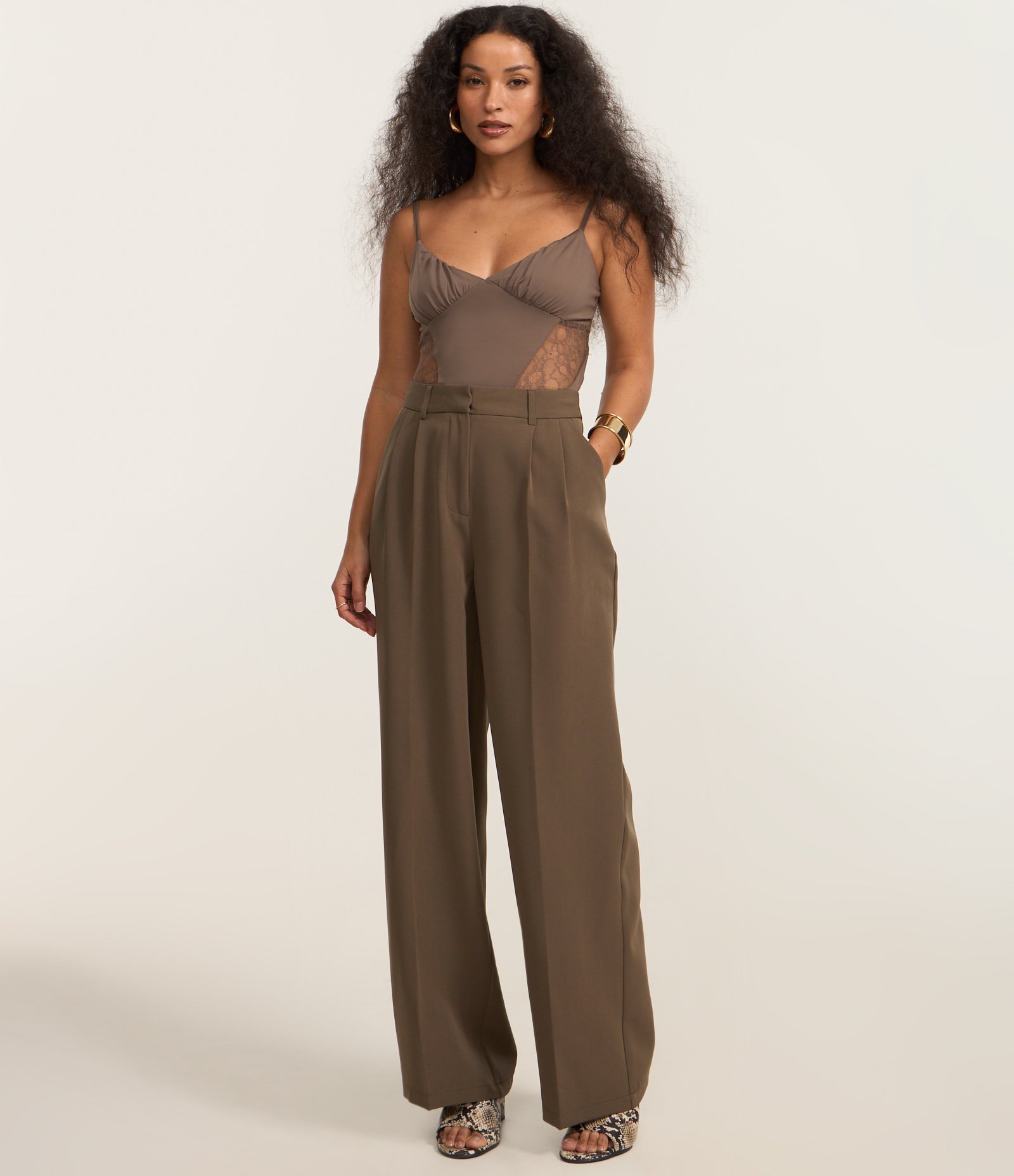 Blusa Cropped Alcinha com Busto Drapeado e Renda Marrom 2