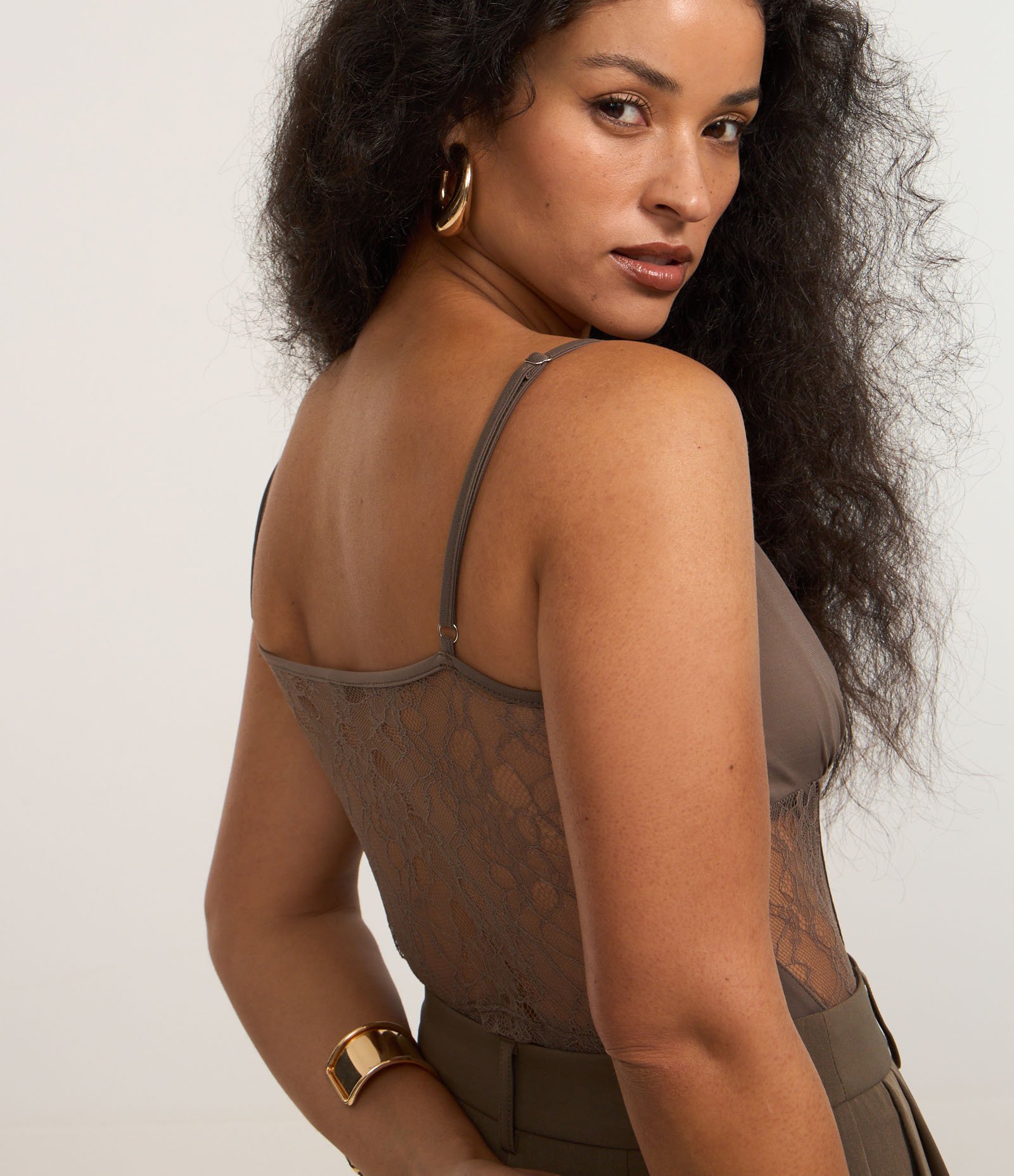 Blusa Cropped Alcinha com Busto Drapeado e Renda Marrom 3