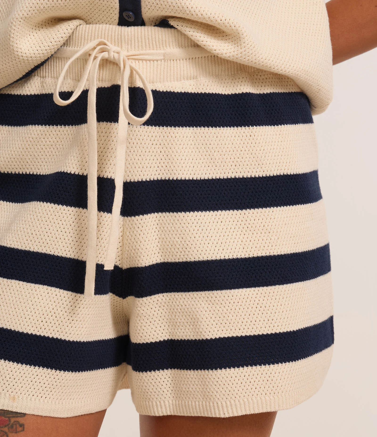 Short Listrado em Tricô com Efeito Crochê Preto/Bege 4