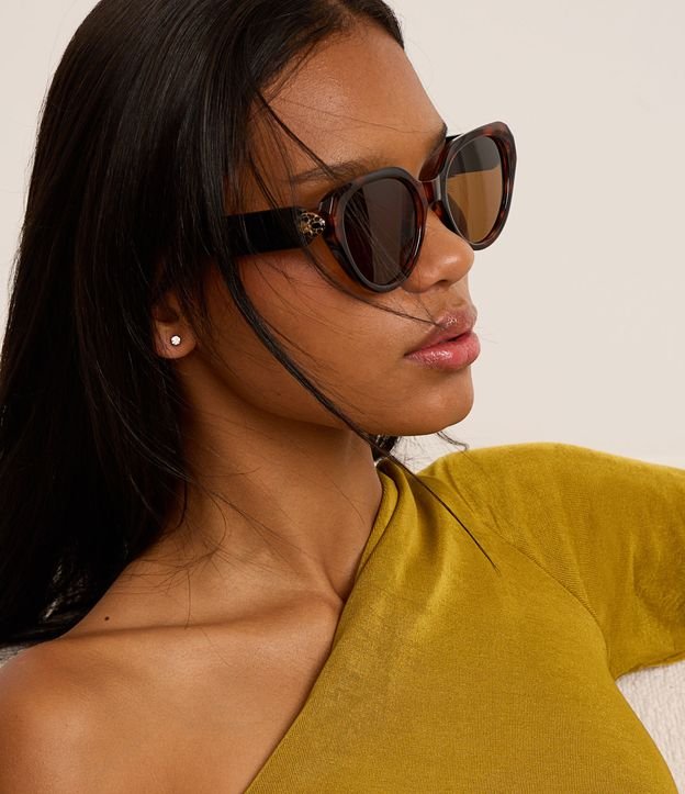 Óculos de Sol Redondo Gateado com Detalhe de Metal na Haste