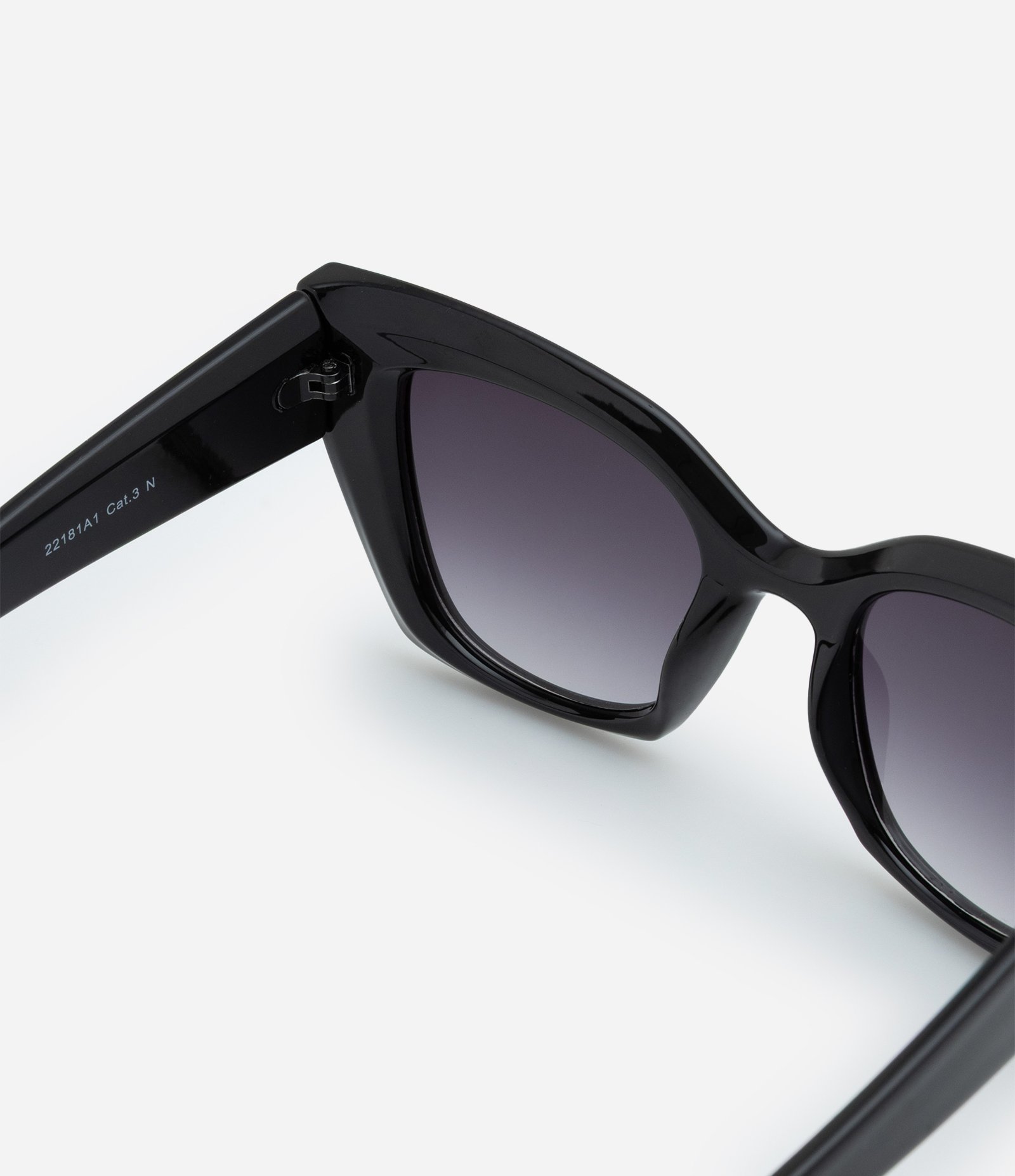 Óculos Gateado com Lente Fumê Preto 3