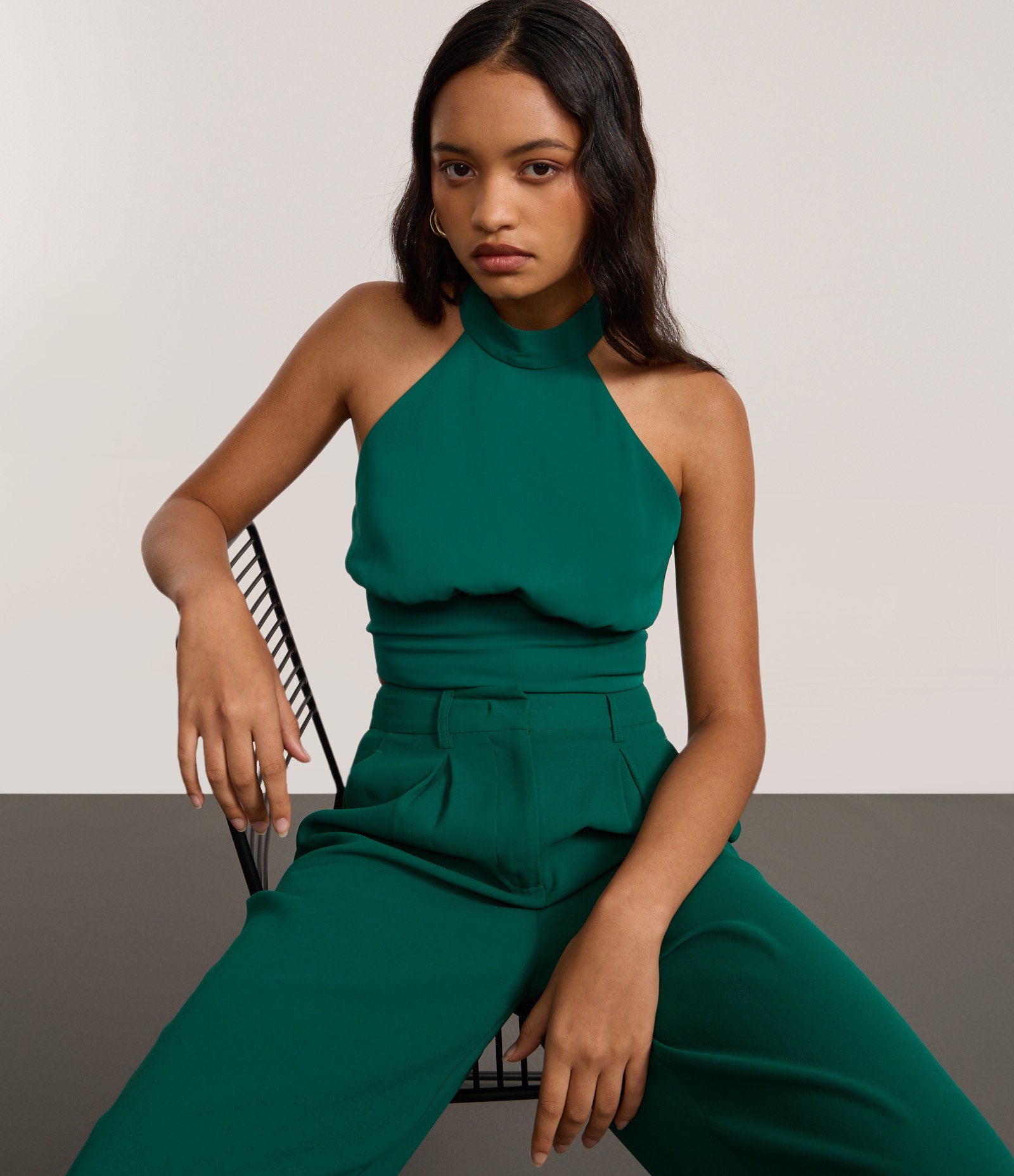 Blusa Cropped em Crepe com Decote Halter Verde 4