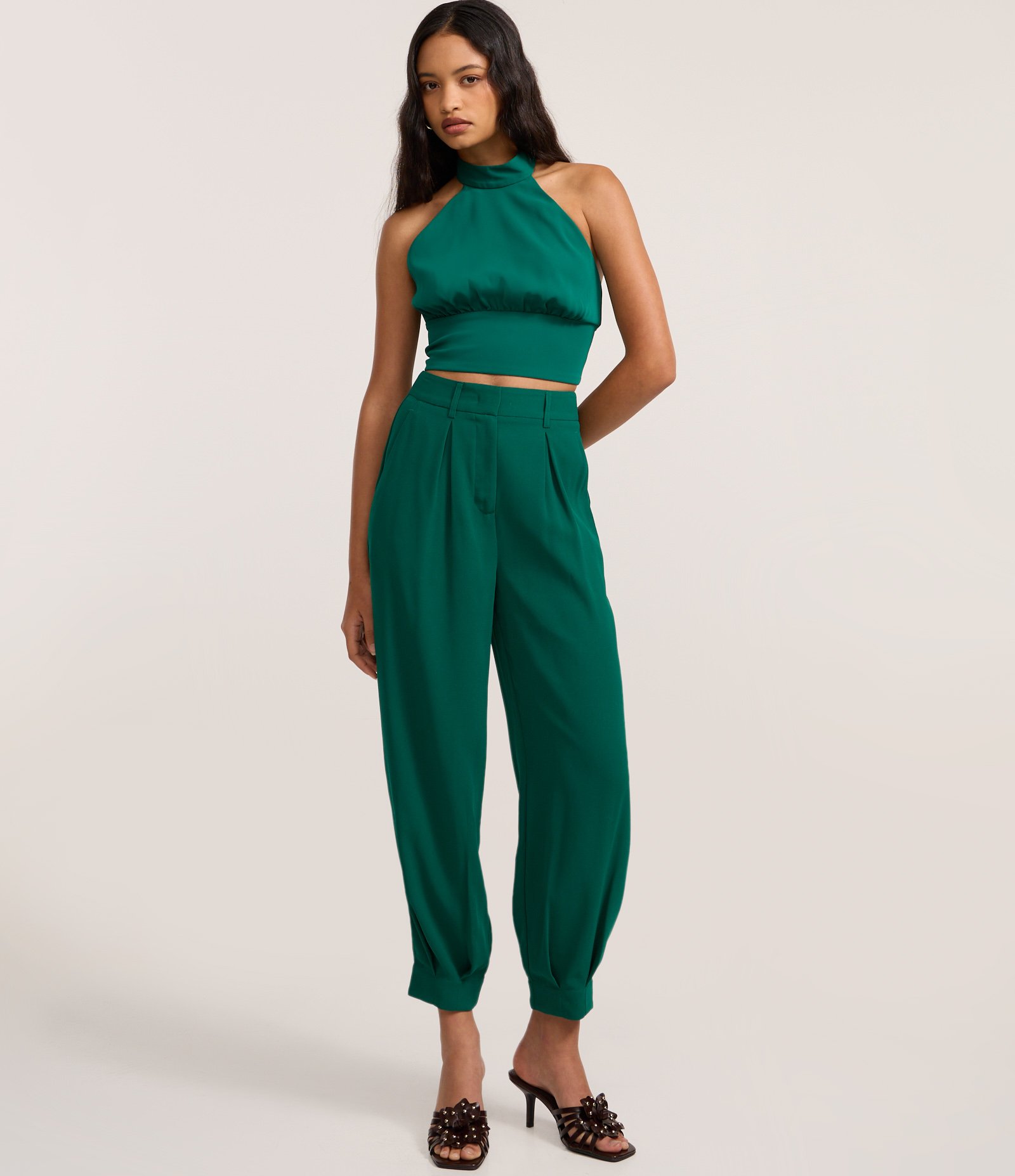 Blusa Cropped em Crepe com Decote Halter Verde 2