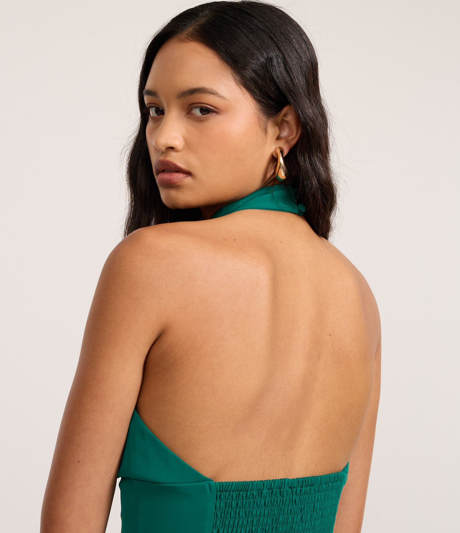 Blusa Cropped em Crepe com Decote Halter Verde 3