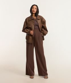 Calça Pantalona com Corte Alfaiatado e Pregas