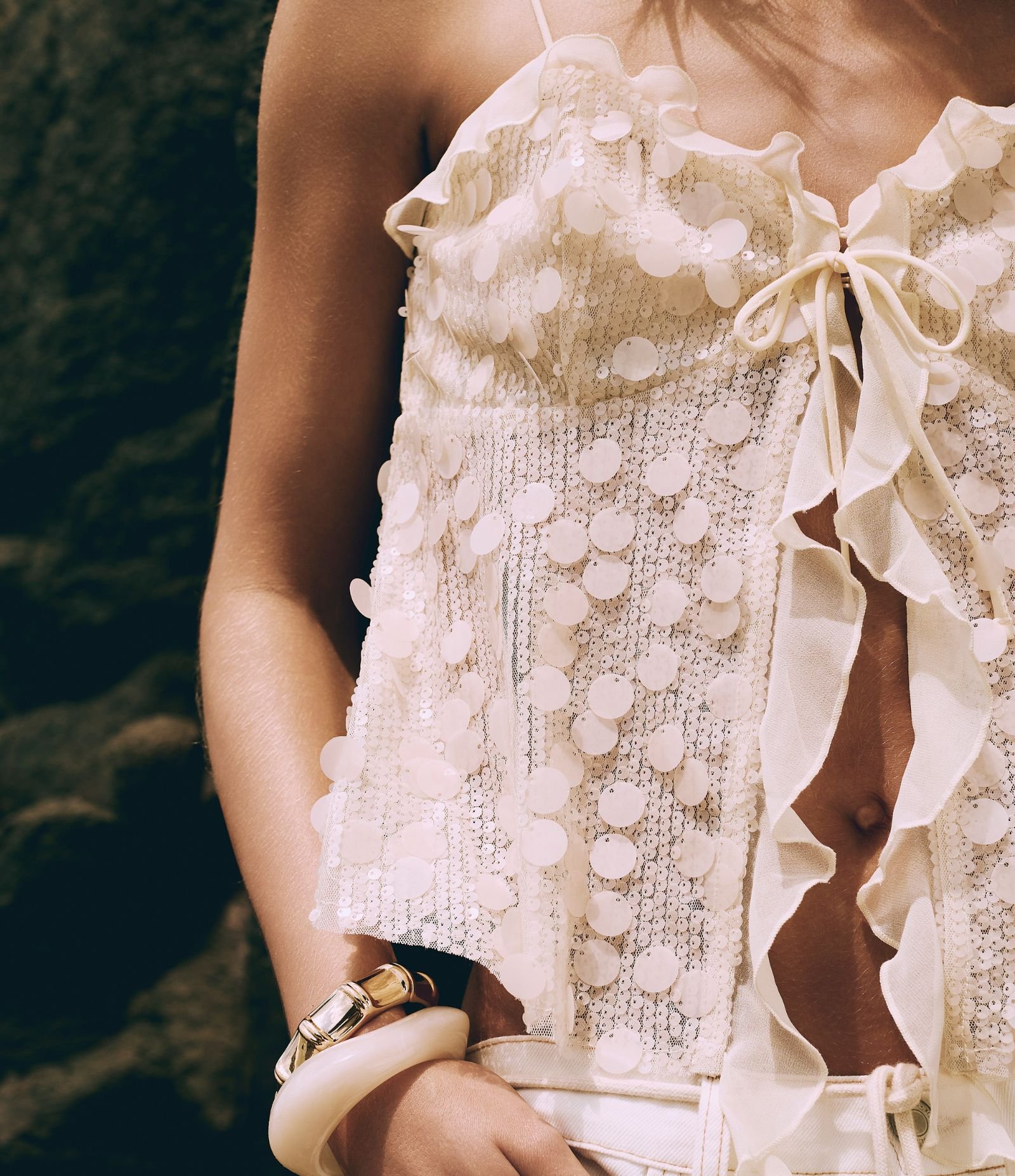 Blusa em Malha de Paetês com Decote Coração e Babados de Chiffon Off White 1