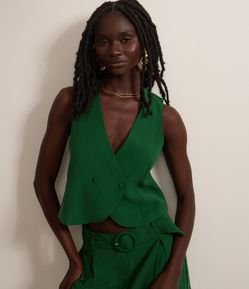 Colete Curto Alfaiatado com Amarração nas Costas e Transpasse Frontal