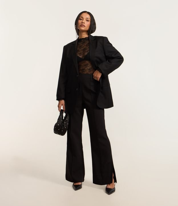 Calça Flare em Viscose com Abertura na Barra e Alfaiatada