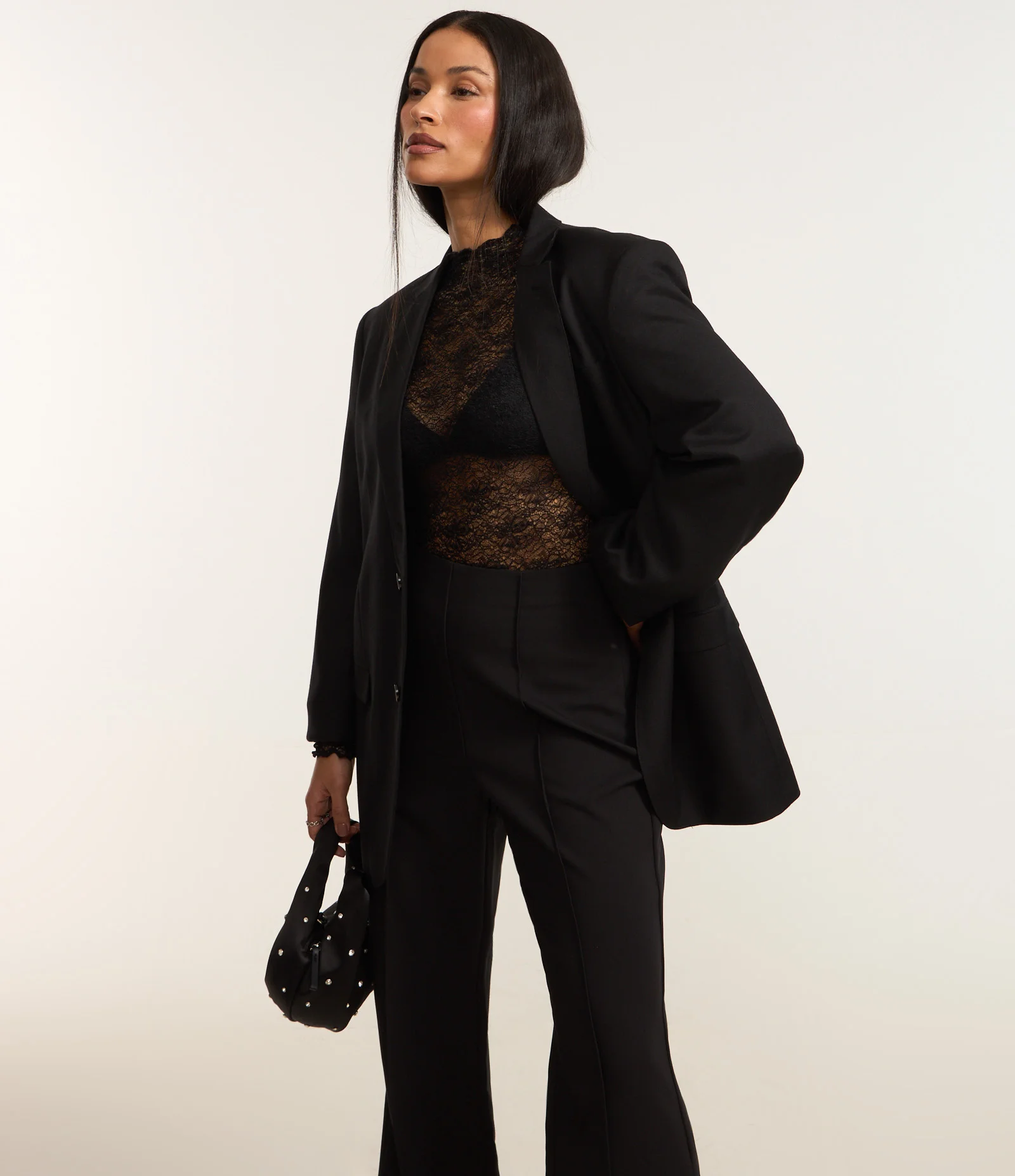 Calça Flare em Viscose com Abertura na Barra e Alfaiatada Preto 2