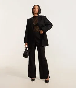 Calça Flare em Viscose com Abertura na Barra e Alfaiatada